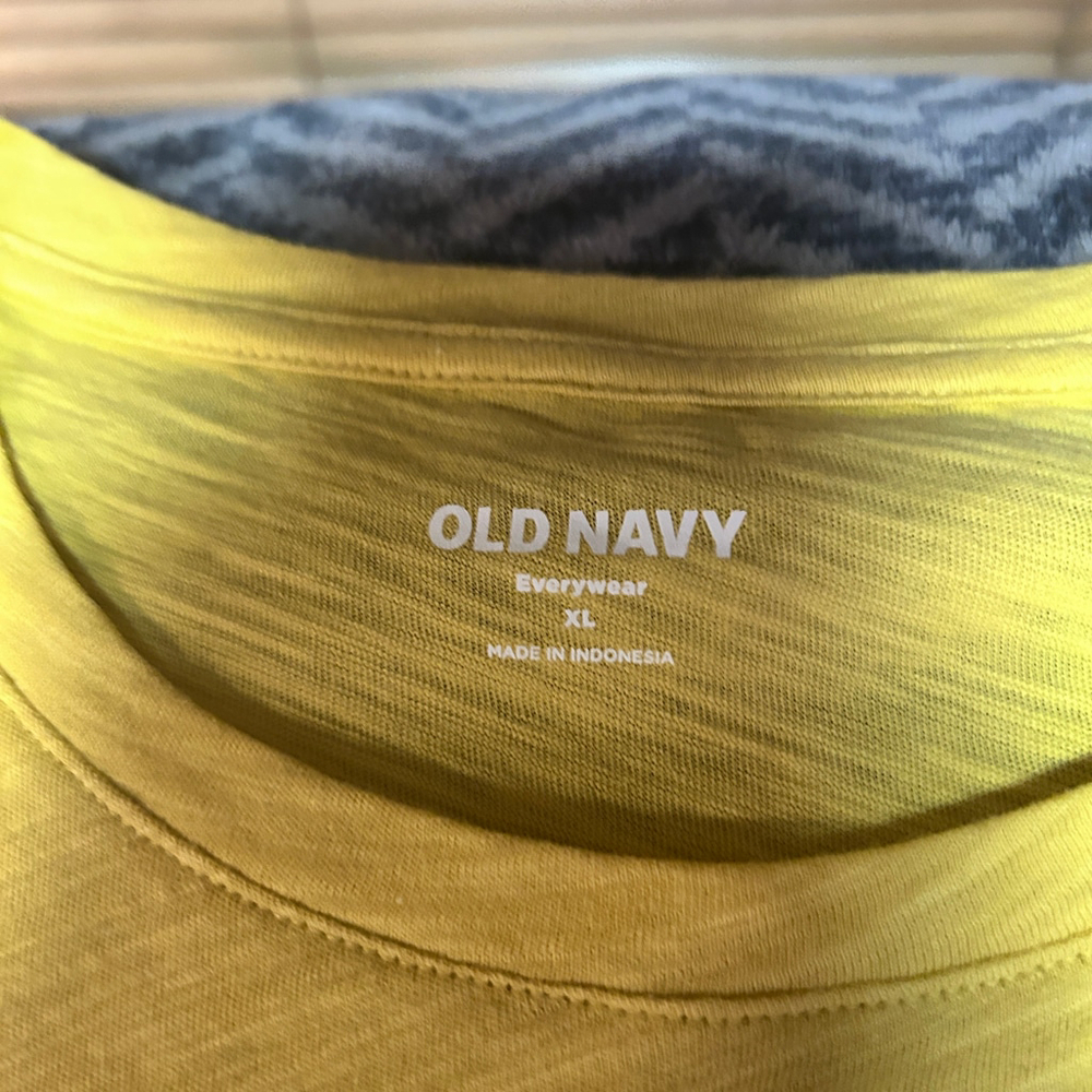 Old Navy Yellow Sleeveless Crew Neck Tank Top XL NWT - Picture 4 of 8